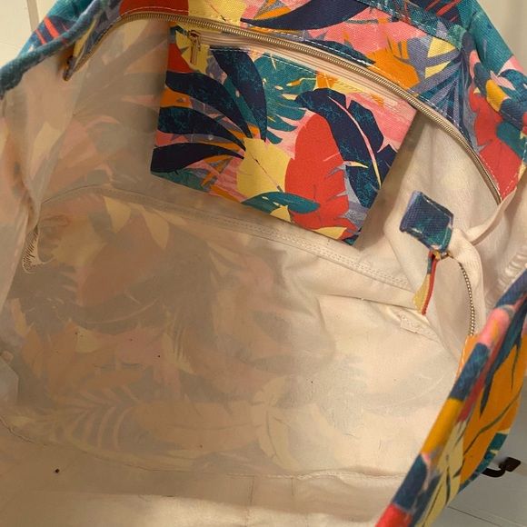 Overnight Tote- FREE with $40+ bundle ! Must bundle for $5 - Picture 2 of 3